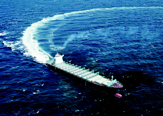 5500TEU급 컨테이너선 시운전 장면. HJ중공업 제공